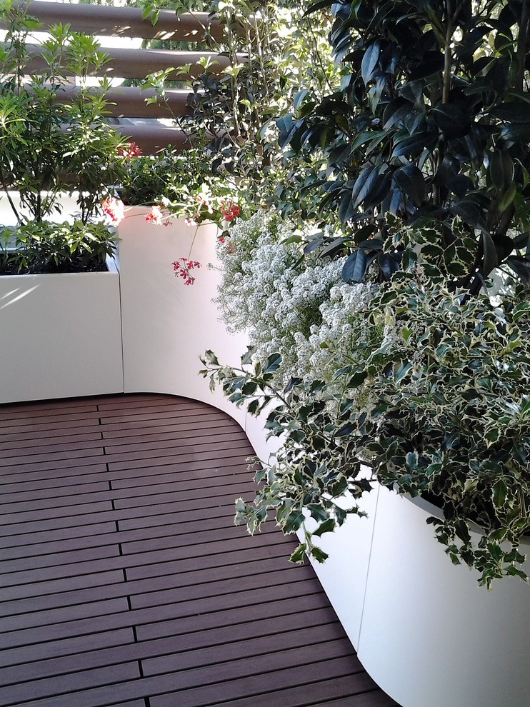 Idée de décoration pour une terrasse design avec un auvent.