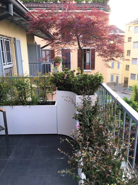 Terrazzo con fioriere, panca e arredi per una famiglia a Milano -  Contemporaneo - Terrazza - Milano - di Basketliving Outdoor d'eccellenza |  Houzz