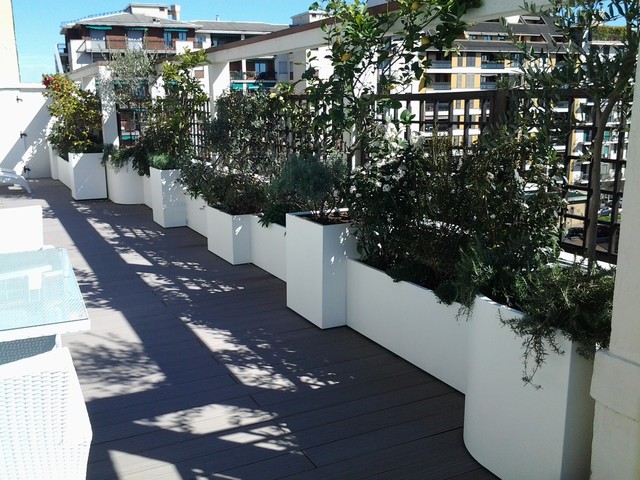 Terrazzo con fioriere perimetrali in acciaio e pannelli per rampicanti -  Contemporaneo - Terrazza - Milano - di Basketliving Outdoor d'eccellenza |  Houzz