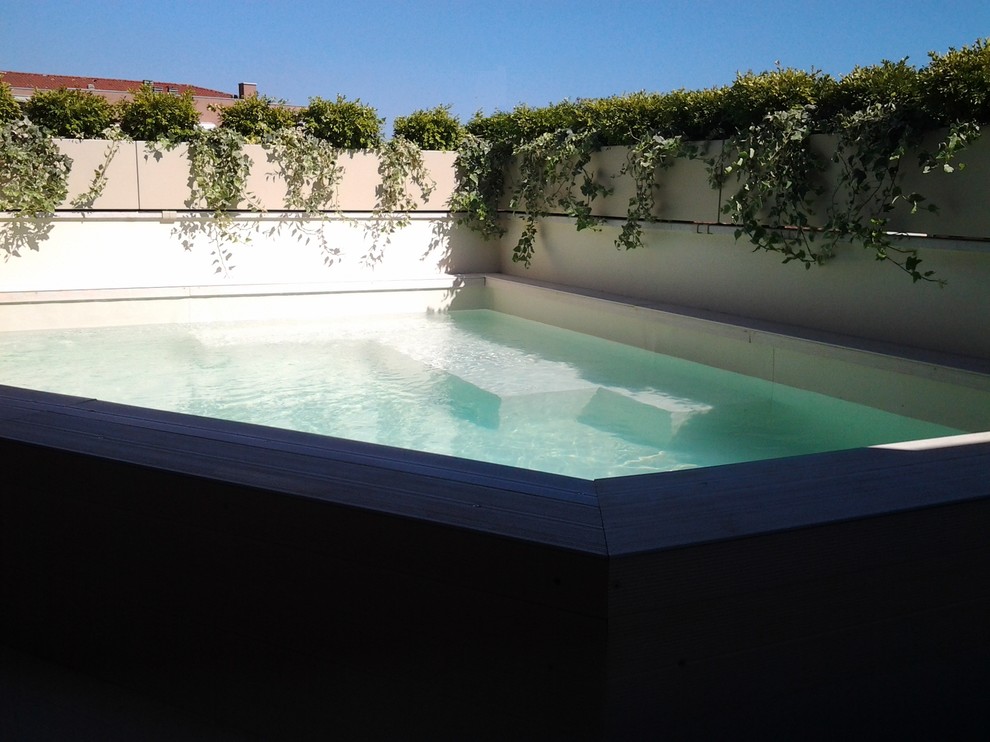 Exemple d'une petite piscine sur toit tendance.