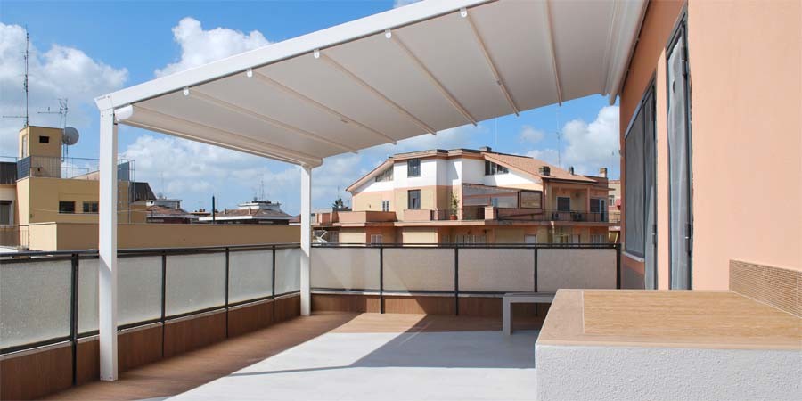 Immagine di una terrazza contemporanea di medie dimensioni e sul tetto con un parasole
