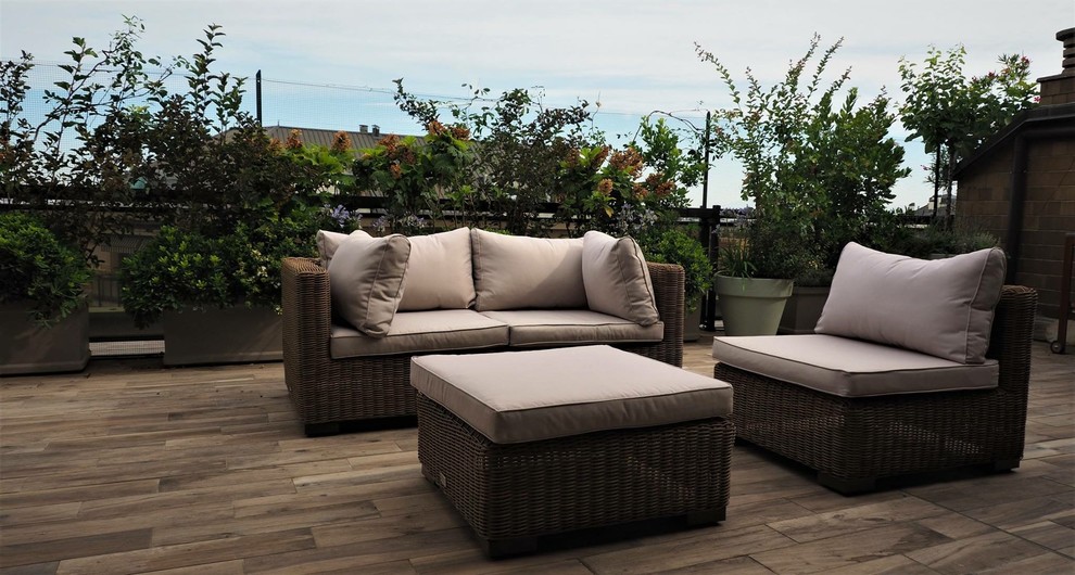 Inspiration for a large modern rooftop deck remodel in Milan