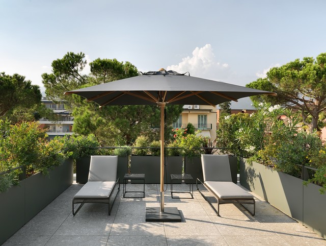 Terrazzo tematico grigio con fioriere, ombrellone e lettini - Contemporaneo  - Terrazza - Altro - di Basketliving Outdoor d'eccellenza | Houzz