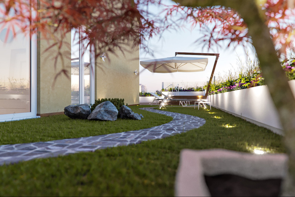 Immagine di un'ampia terrazza contemporanea sul tetto con un giardino in vaso e un parasole