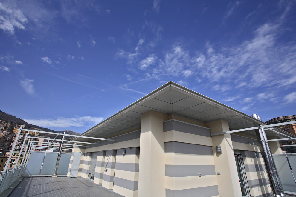 Foto di una grande terrazza minimalista sul tetto con un tetto a sbalzo