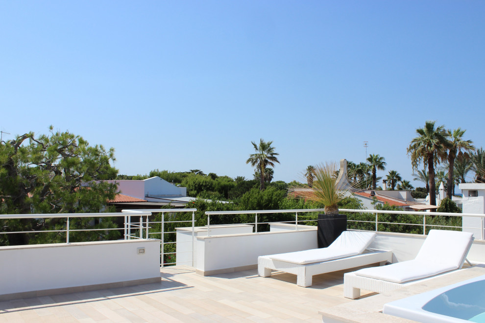 Foto de terraza moderna de tamaño medio sin cubierta en azotea con privacidad