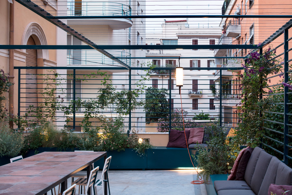 Mittelgroße Moderne Pergola Terrasse mit Kübelpflanzen in Rom