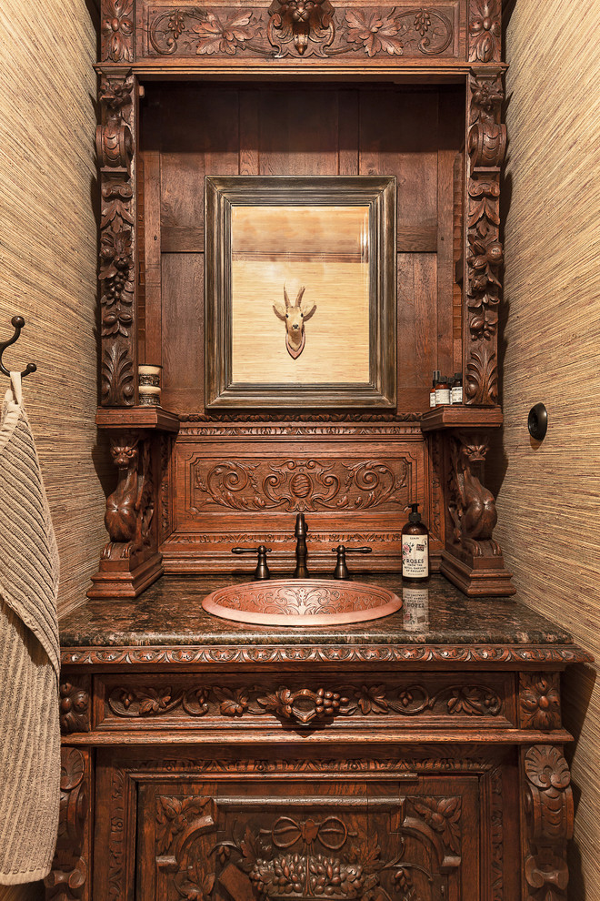Foto på ett rustikt toalett, med möbel-liknande, skåp i mörkt trä och ett nedsänkt handfat