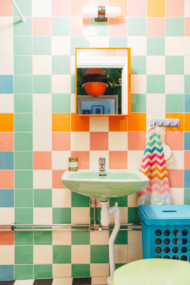 Idées déco pour un WC et toilettes éclectique avec un carrelage vert, un carrelage orange, un carrelage rose, un carrelage blanc et un mur multicolore.