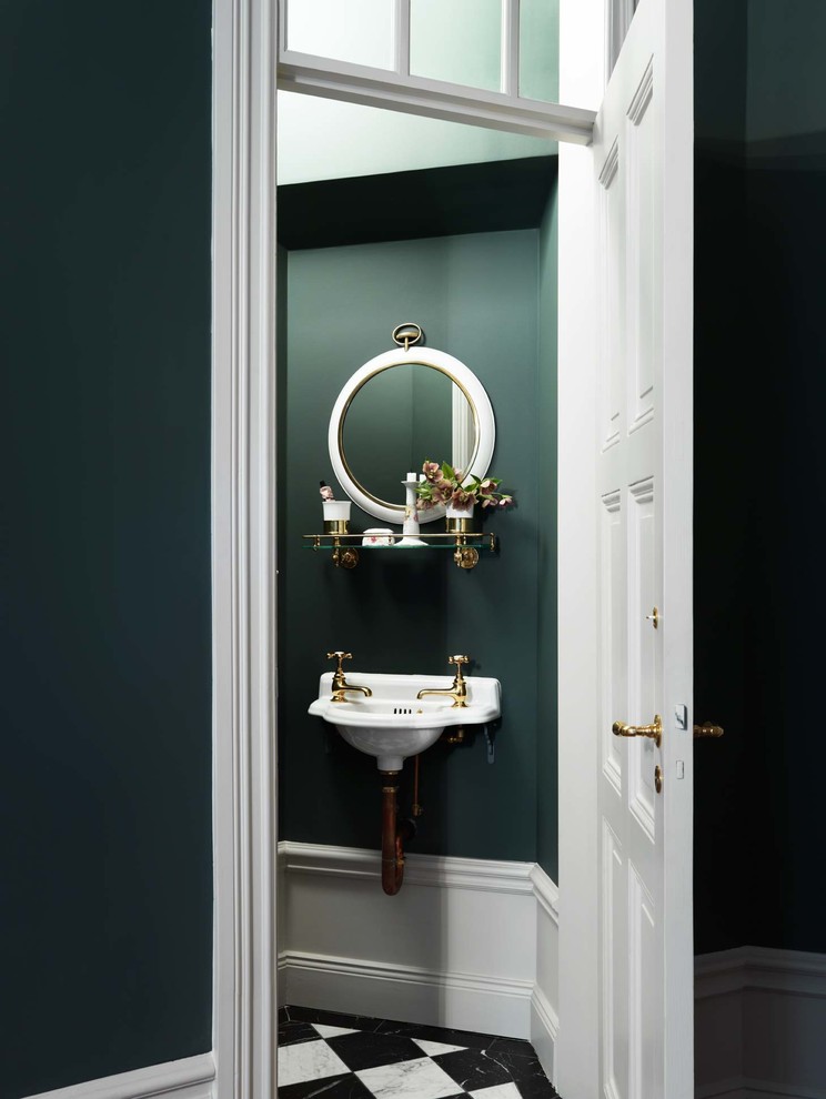 Ispirazione per un bagno di servizio eclettico con pareti verdi, pavimento in marmo e lavabo sospeso
