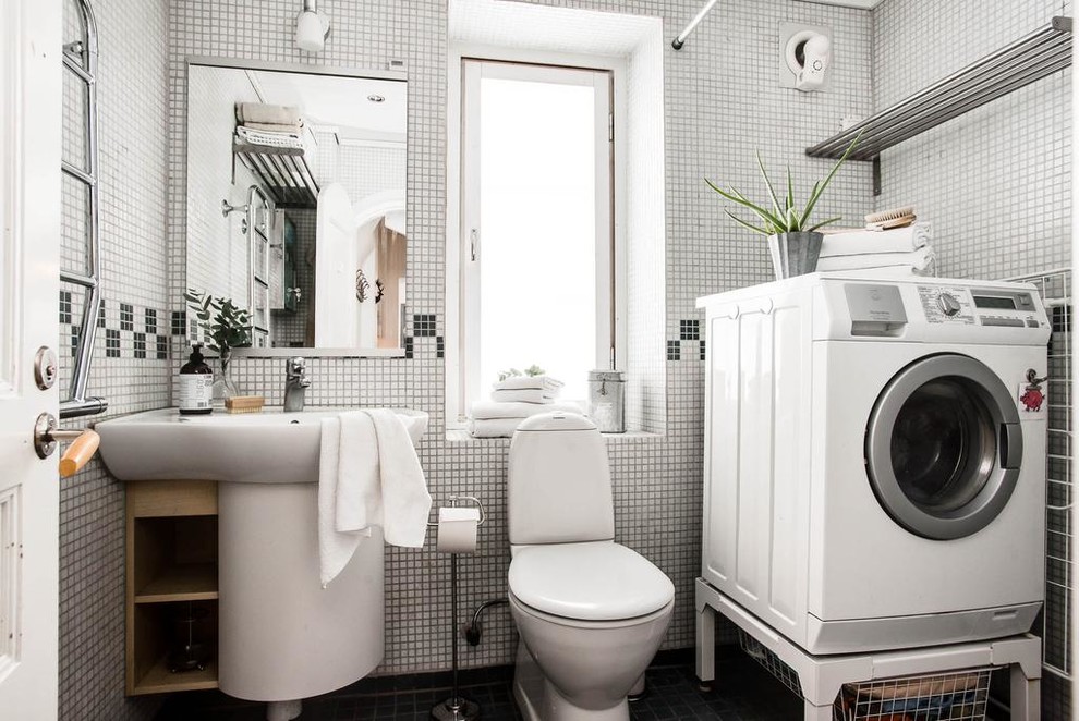 Idee per un piccolo bagno di servizio scandinavo con nessun'anta, ante in legno chiaro, lavabo sospeso, WC a due pezzi, pistrelle in bianco e nero e pavimento nero