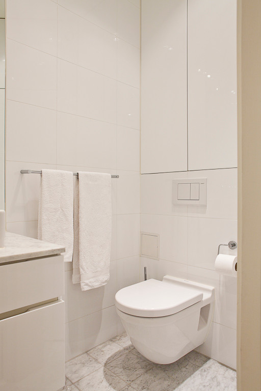 ストックホルムにある北欧スタイルのおしゃれなトイレ・洗面所の写真