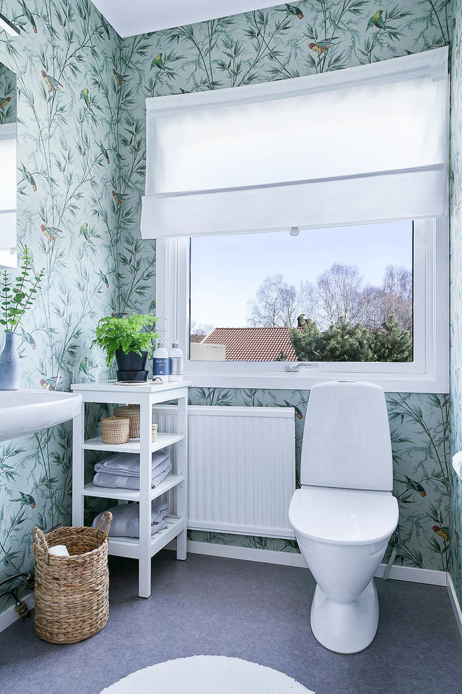 Mittelgroße Nordische Gästetoilette mit offenen Schränken, Toilette mit Aufsatzspülkasten, grüner Wandfarbe, Linoleum und grauem Boden in Göteborg