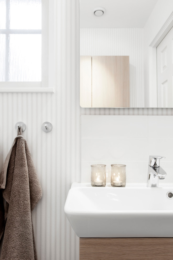 ヨーテボリにある北欧スタイルのおしゃれなトイレ・洗面所の写真