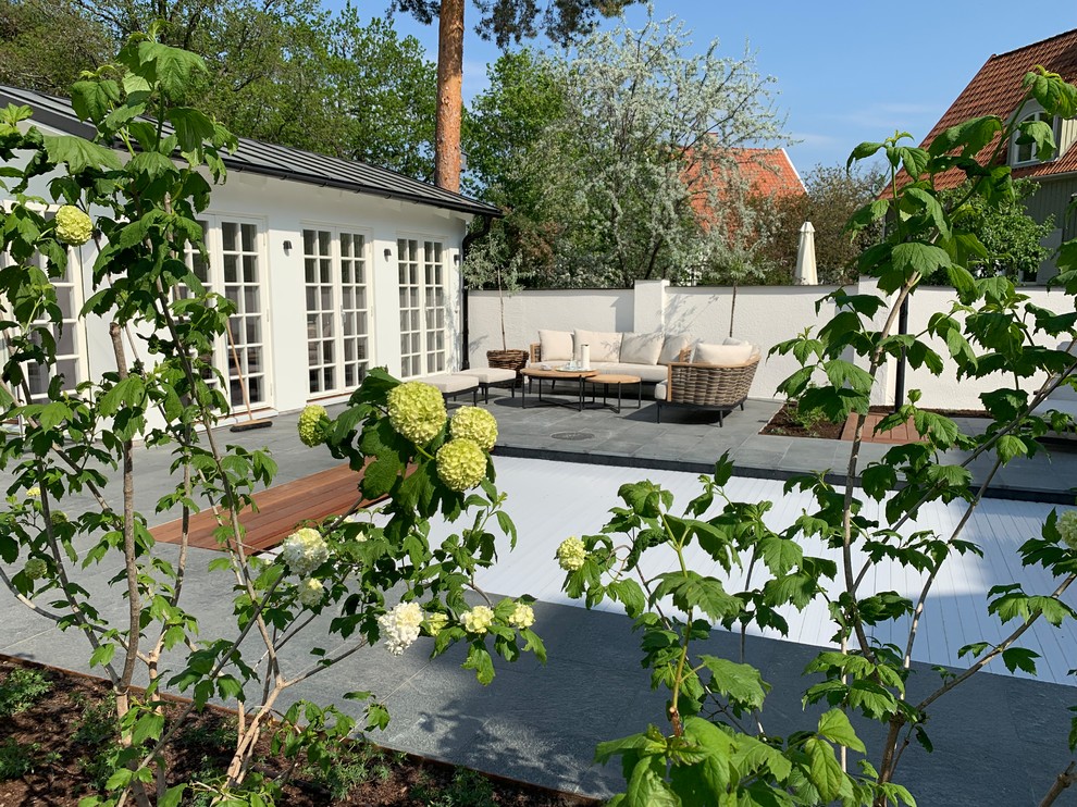 Стильный дизайн: регулярный сад среднего размера на боковом дворе в современном стиле - последний тренд