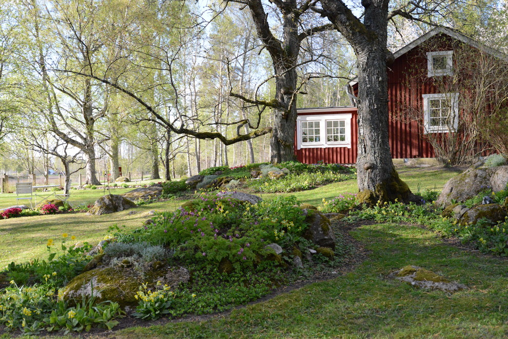 ヨーテボリにある北欧スタイルのおしゃれな庭の写真