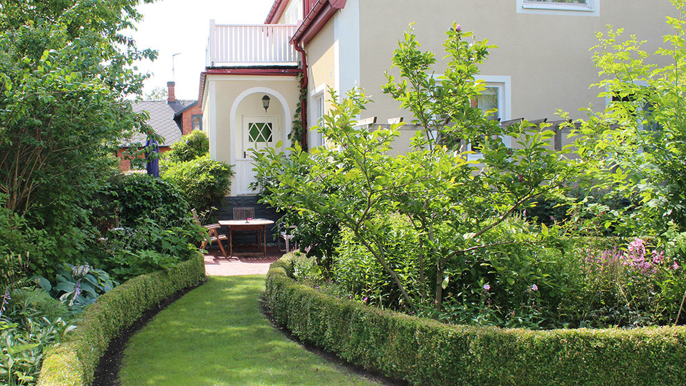 Idee per un giardino tradizionale nel cortile laterale con pavimentazioni in mattoni