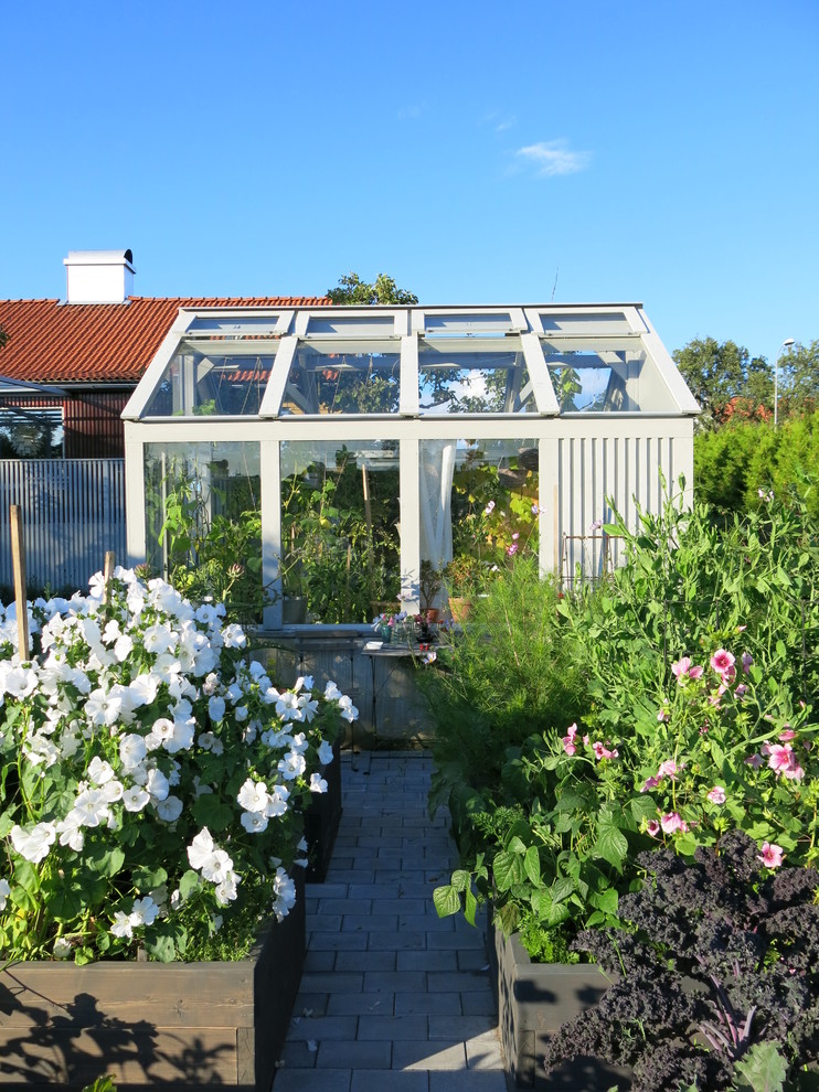 This is an example of a scandinavian garden in Gothenburg.