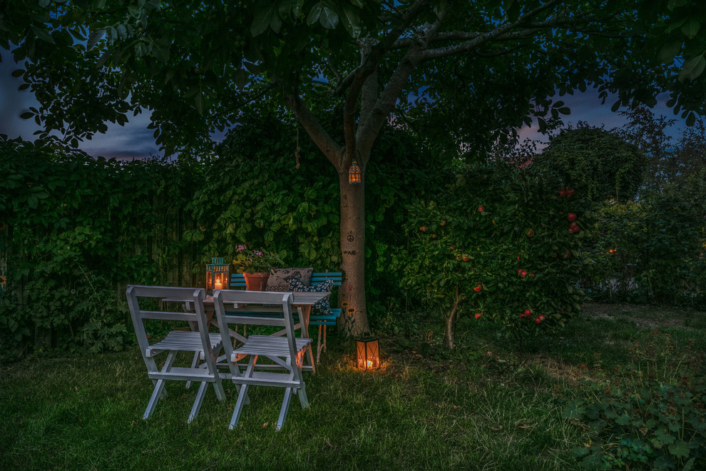 ストックホルムにあるトラディショナルスタイルのおしゃれな庭の写真