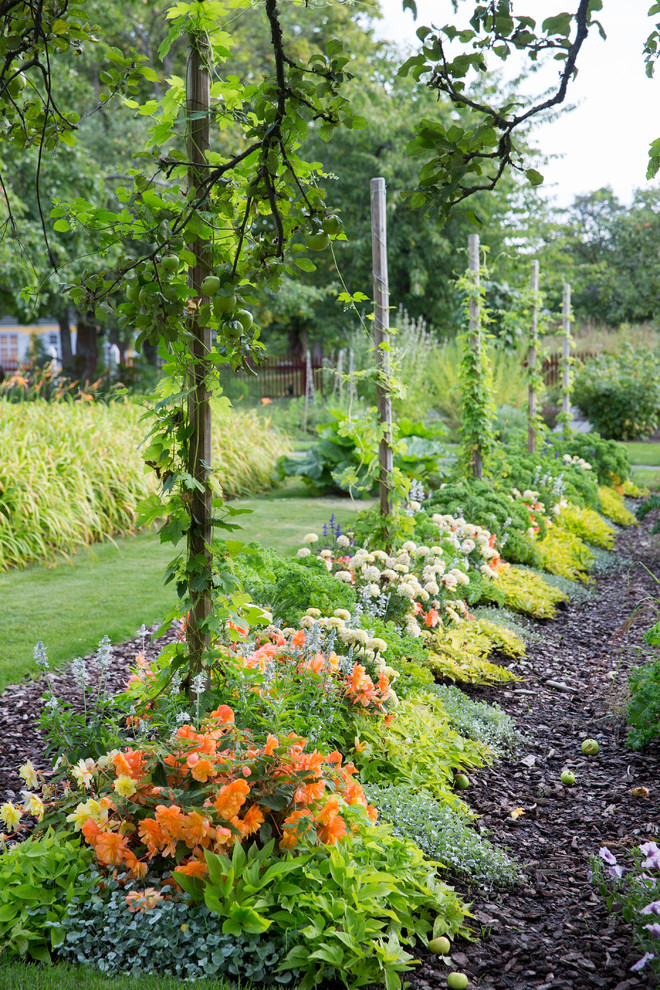 Idéer för mellanstora vintage trädgårdar, med en trädgårdsgång