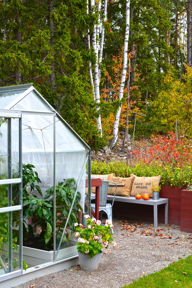 Idee per un piccolo giardino country dietro casa in autunno con ghiaia
