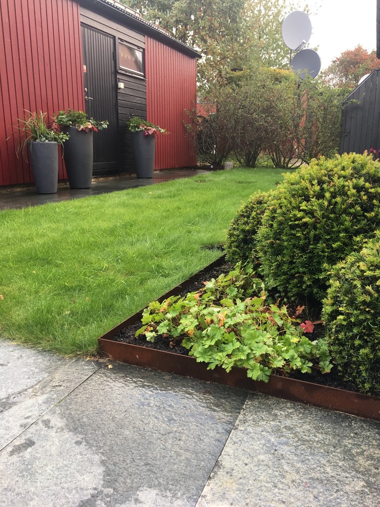 This is an example of a small scandinavian front yard garden in Stockholm.