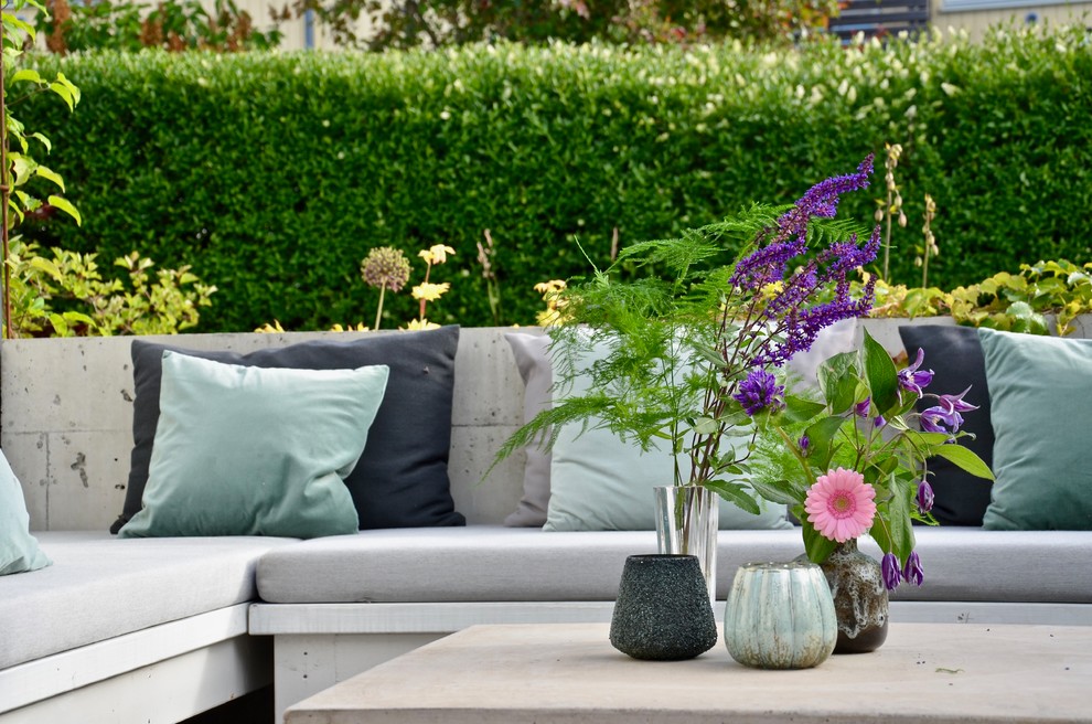 На фото: регулярный сад на боковом дворе в скандинавском стиле с полуденной тенью