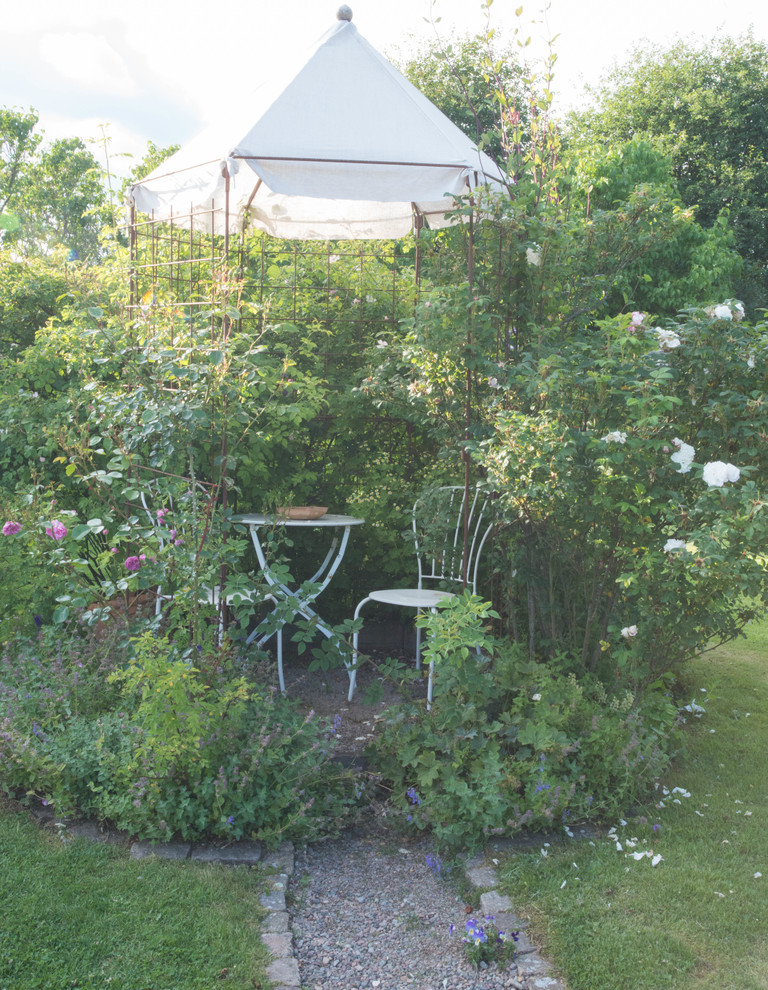 Свежая идея для дизайна: участок и сад в скандинавском стиле - отличное фото интерьера