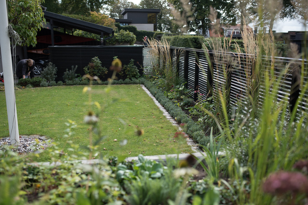 Идея дизайна: солнечный засухоустойчивый сад на склоне в современном стиле с хорошей освещенностью
