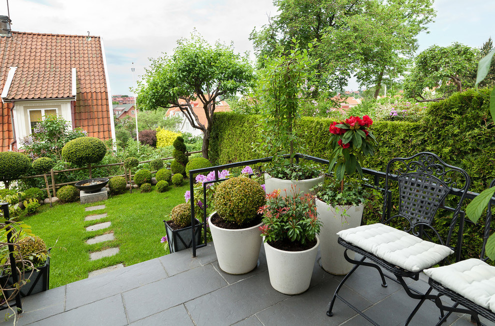 ストックホルムにある高級な広い、夏の北欧スタイルのおしゃれな庭 (コンクリート敷き	) の写真