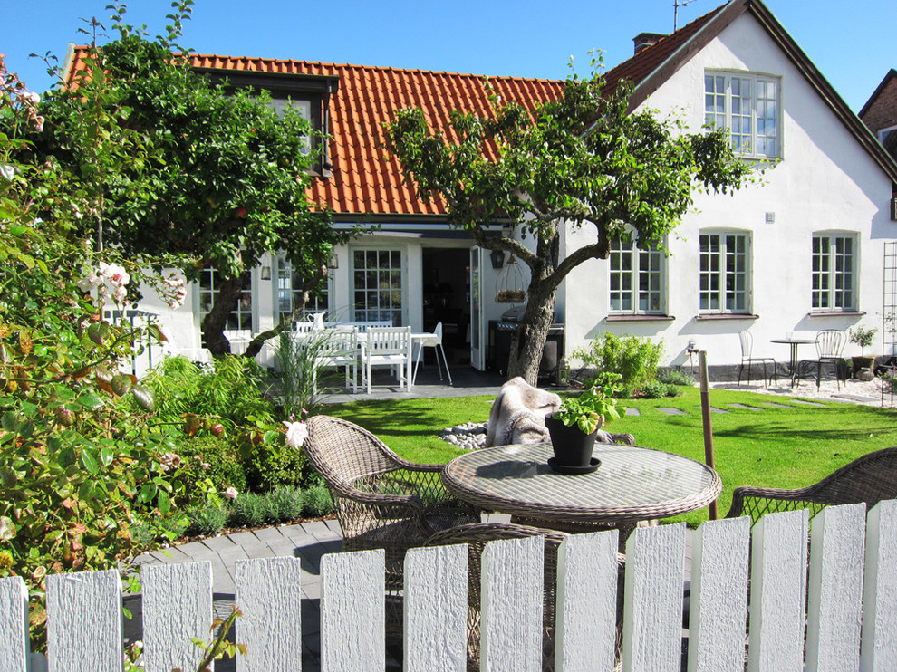 Bild på en mellanstor lantlig formell trädgård framför huset, med en köksträdgård