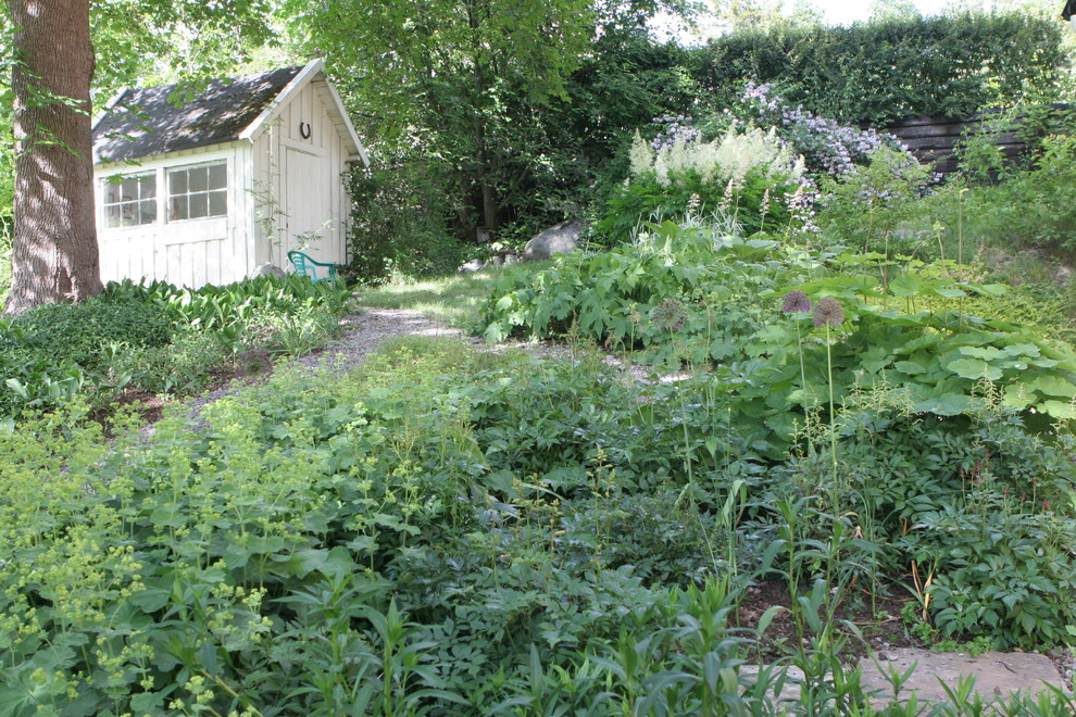 ストックホルムにあるトラディショナルスタイルのおしゃれな庭 (半日向、傾斜地) の写真