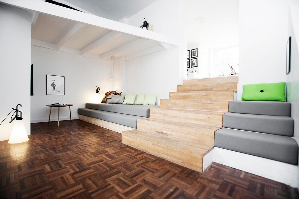 Diseño de escalera recta escandinava grande con escalones de madera y contrahuellas de madera