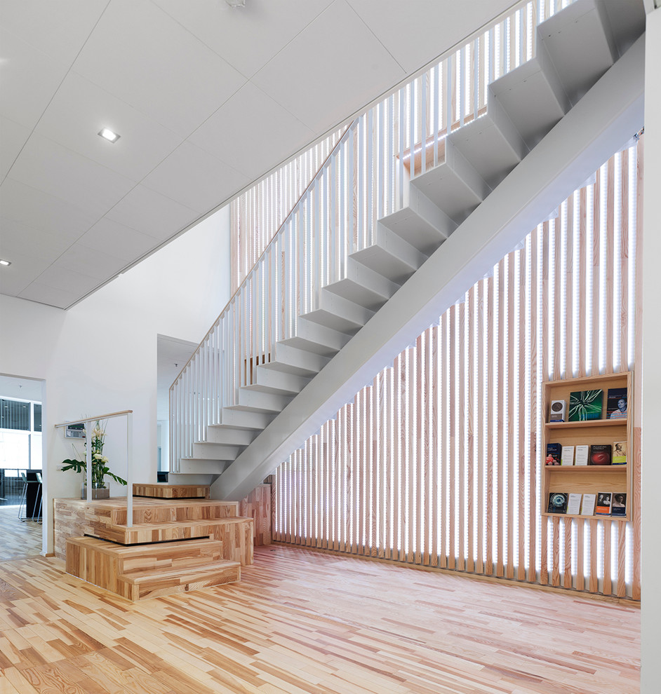 Gerade, Mittelgroße Moderne Treppe mit Acrylglas-Treppenstufen in Kopenhagen