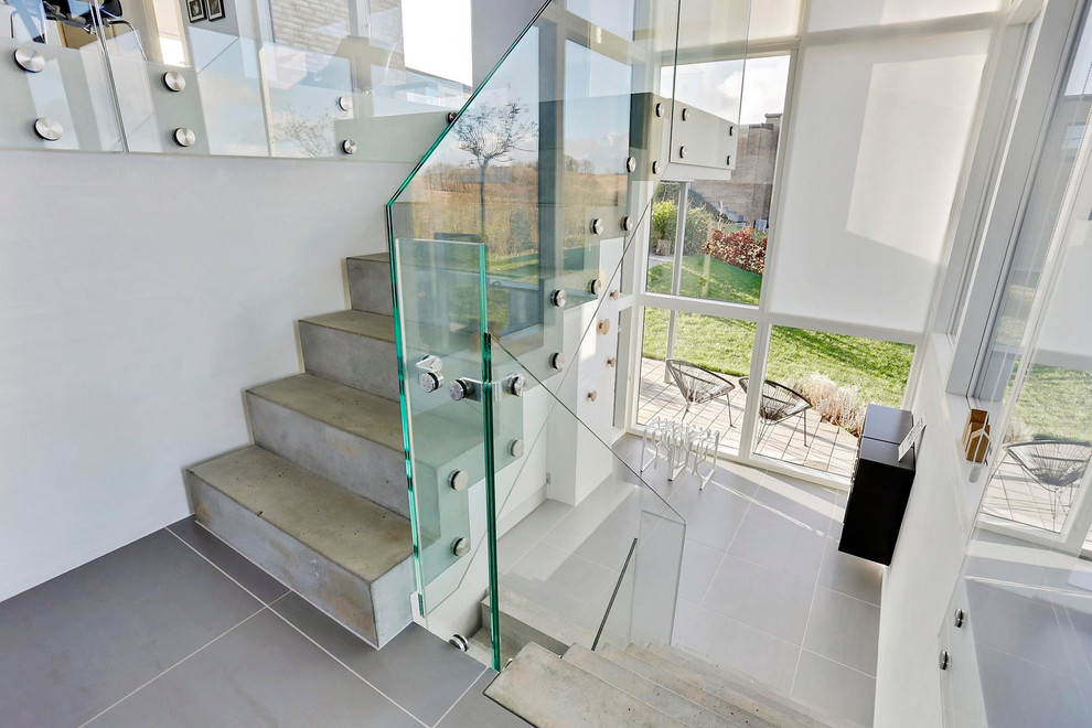 Inspiration pour un grand escalier design en U et béton avec des contremarches en béton.