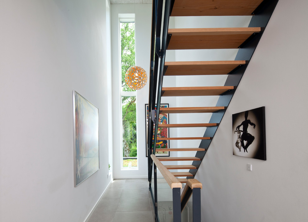 Gerade, Mittelgroße Moderne Holztreppe mit offenen Setzstufen in Aarhus