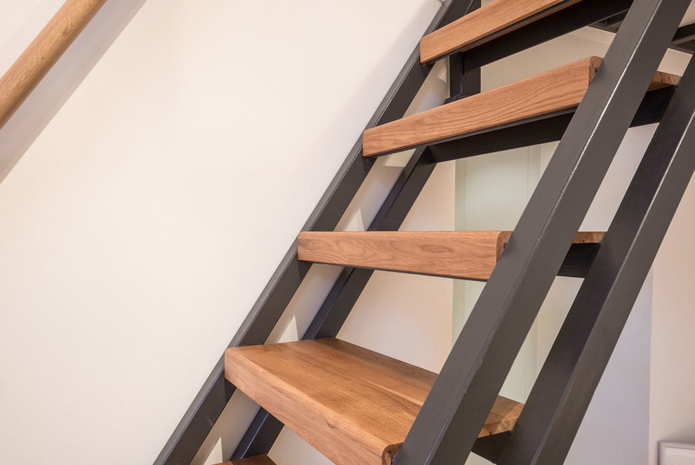 Diseño de escalera recta contemporánea pequeña sin contrahuella con escalones de madera y barandilla de madera
