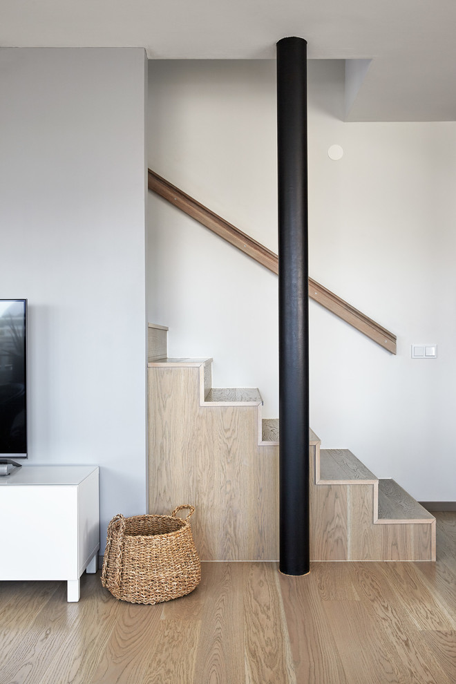 Ejemplo de escalera minimalista pequeña con escalones de madera y contrahuellas de madera