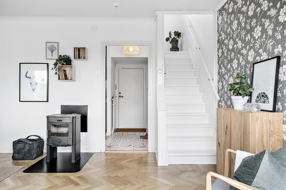 Источник вдохновения для домашнего уюта: лестница в скандинавском стиле с крашенными деревянными ступенями, крашенными деревянными подступенками и деревянными перилами