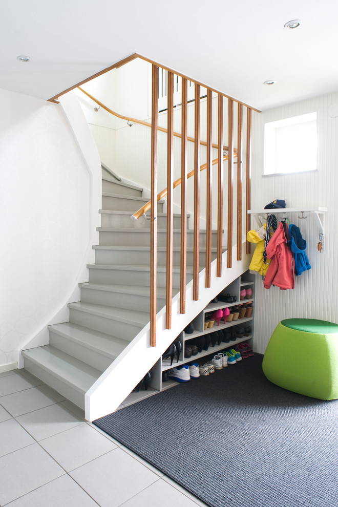 Свежая идея для дизайна: лестница в скандинавском стиле с крашенными деревянными ступенями - отличное фото интерьера