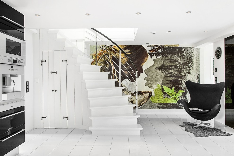 Cette image montre un escalier peint courbe minimaliste de taille moyenne avec des marches en bois peint et rangements.