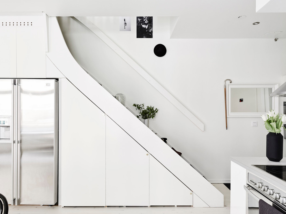 Источник вдохновения для домашнего уюта: большая прямая лестница в скандинавском стиле с кладовкой или шкафом под ней