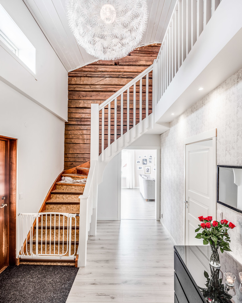 Идея дизайна: изогнутая деревянная лестница среднего размера в стиле кантри с деревянными ступенями