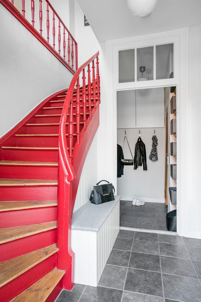 Ejemplo de escalera de caracol escandinava de tamaño medio con escalones de madera y contrahuellas de madera pintada