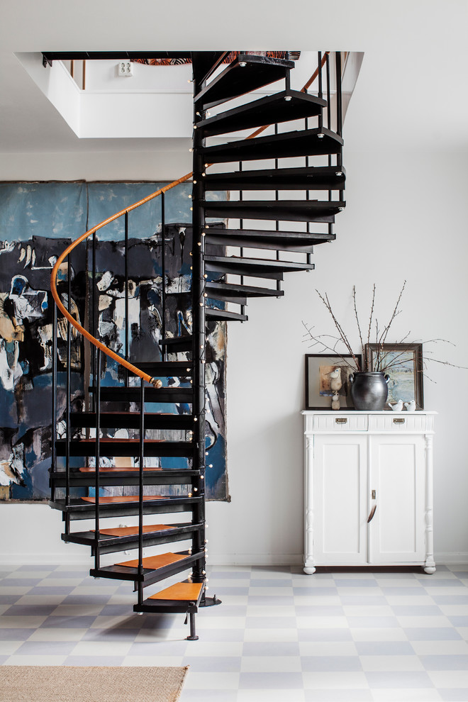 Cette image montre un escalier sans contremarche hélicoïdal nordique de taille moyenne avec des marches en bois peint.