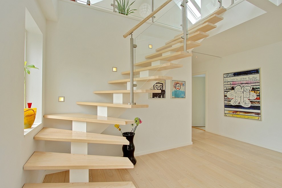 Idéer för att renovera en mellanstor funkis u-trappa i trä, med öppna sättsteg