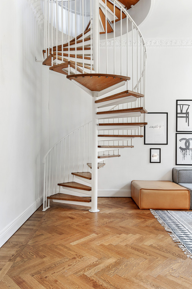 Свежая идея для дизайна: винтовая лестница среднего размера в скандинавском стиле с деревянными ступенями без подступенок - отличное фото интерьера