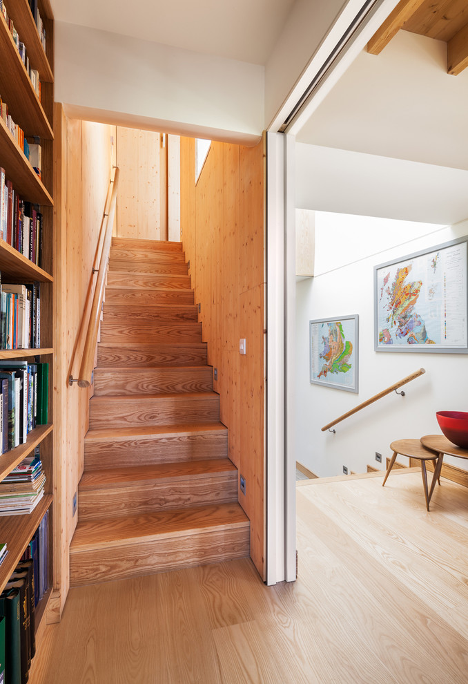 Cette image montre un escalier droit design avec des marches en bois, des contremarches en bois et palier.