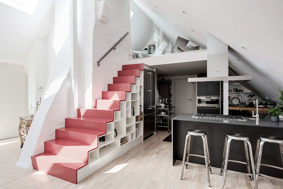 Стильный дизайн: лестница в скандинавском стиле с кладовкой или шкафом под ней - последний тренд