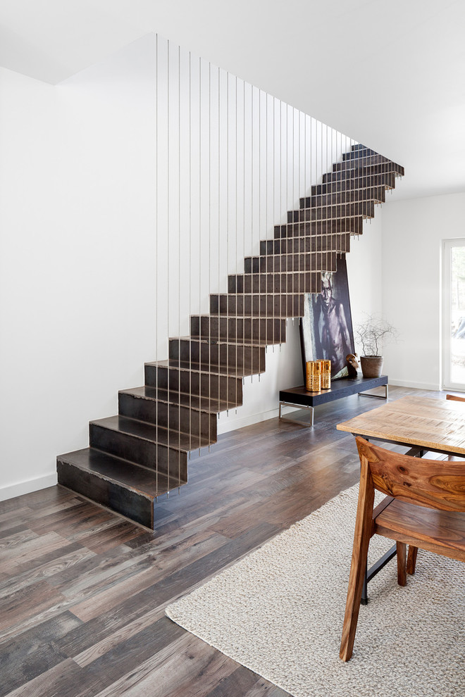 На фото: прямая металлическая лестница среднего размера в стиле лофт с металлическими ступенями